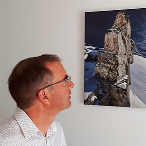 portrait christophe p devant tableau because image david casartelli