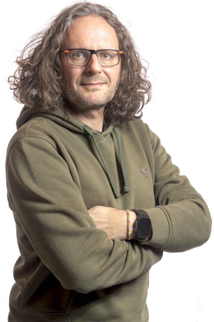 autoportrait de david casartelli bras croisés sur fond blanc